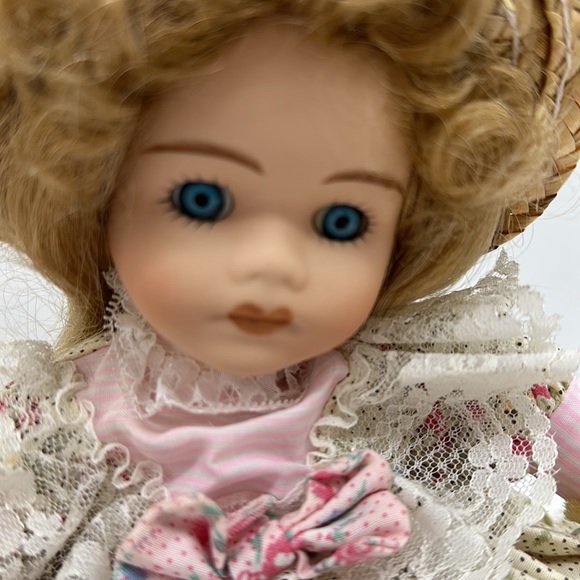 Vintage Porcelain Kneeling Blue-eyed Doll w/Basket of Bunnies 10”approx - Picture 10 of 10